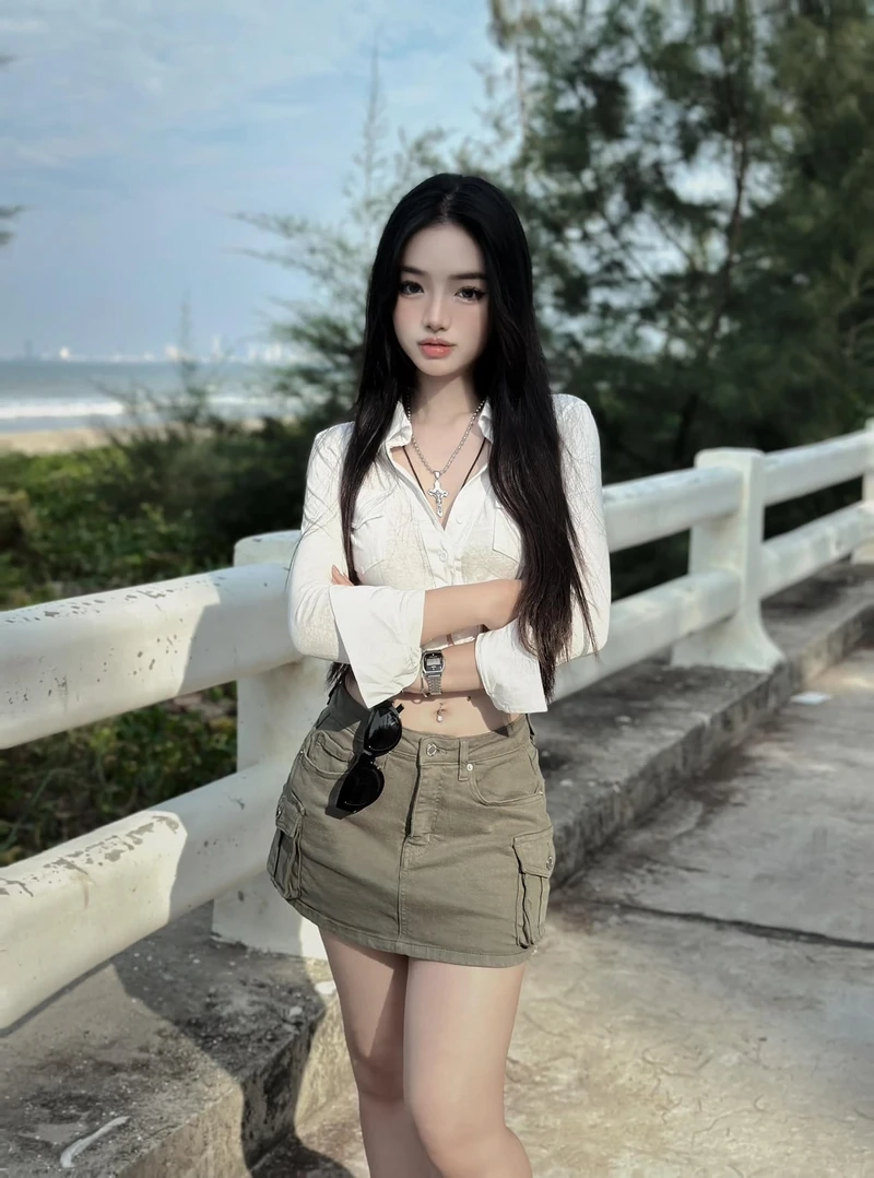 Ảnh gái mặc quần ngắn với phụ kiện dễ thương mang đến sự trẻ trung đáng yêu