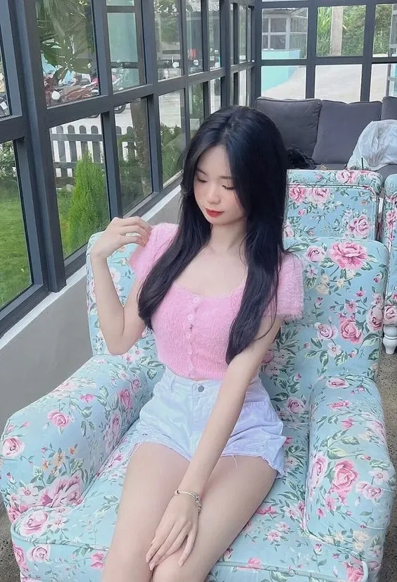 Ảnh gái mặc quần ngắn với áo len mỏng tạo cảm giác nhẹ nhàng và duyên dáng