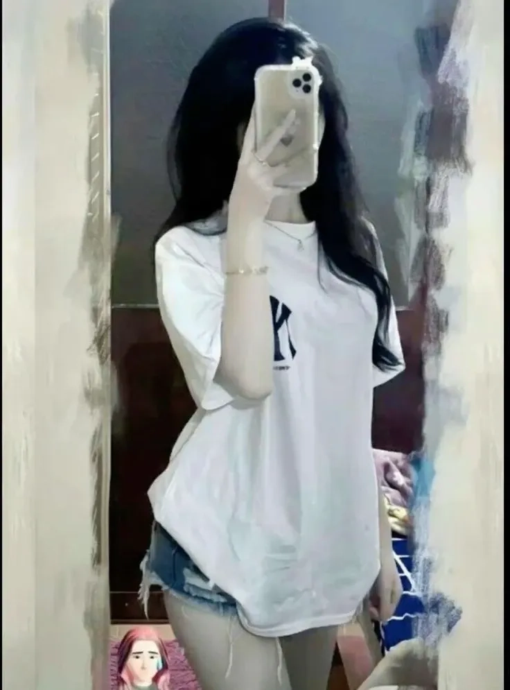 Ảnh gái mặc quần ngắn với mũ beret thể hiện sự thanh lịch và cá tính độc đáo