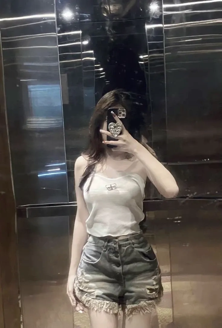 Ảnh gái mặc quần ngắn với túi xách tạo nên điểm nhấn thời trang tinh tế