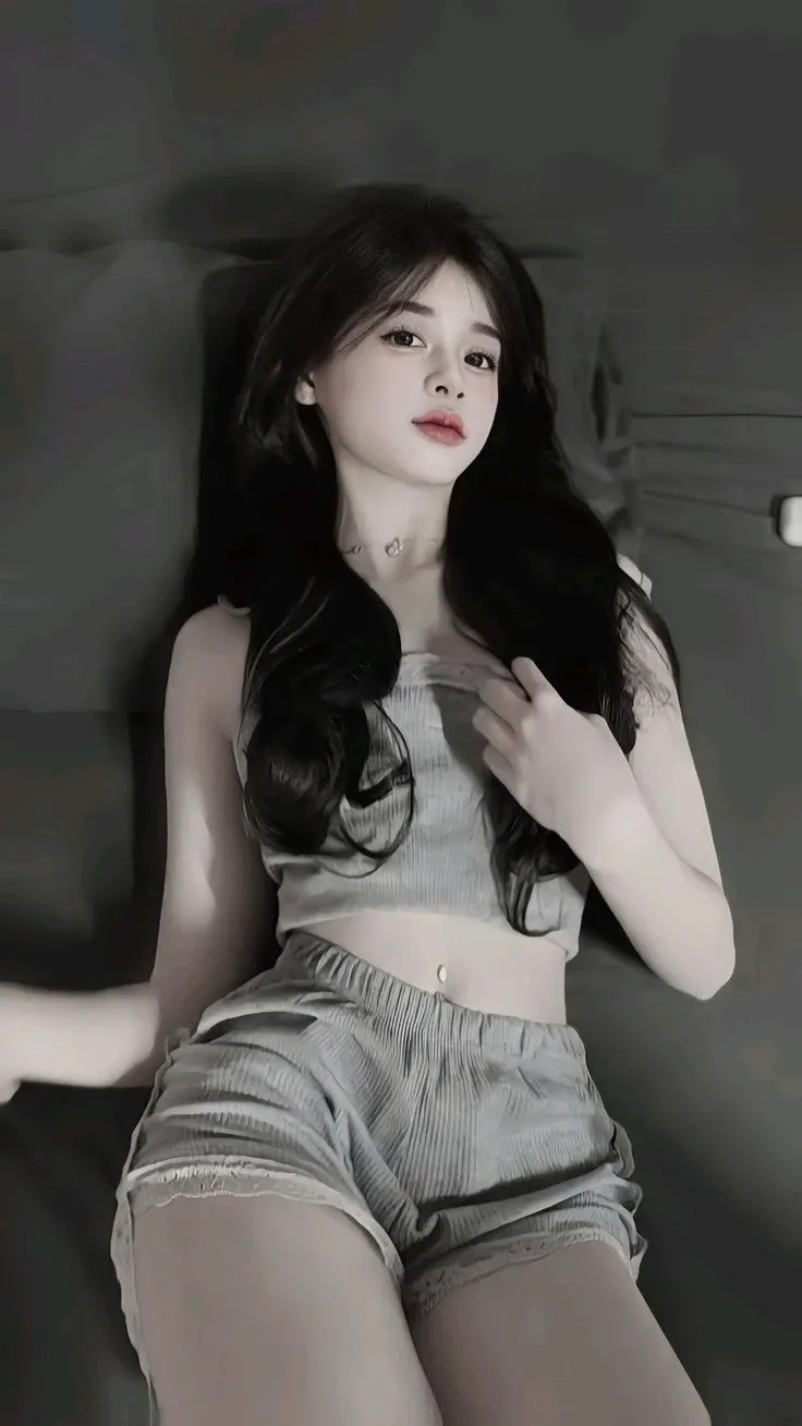 Ảnh gái mặc quần ngắn bụi bặm tạo cảm giác phóng khoáng và cá tính mạnh