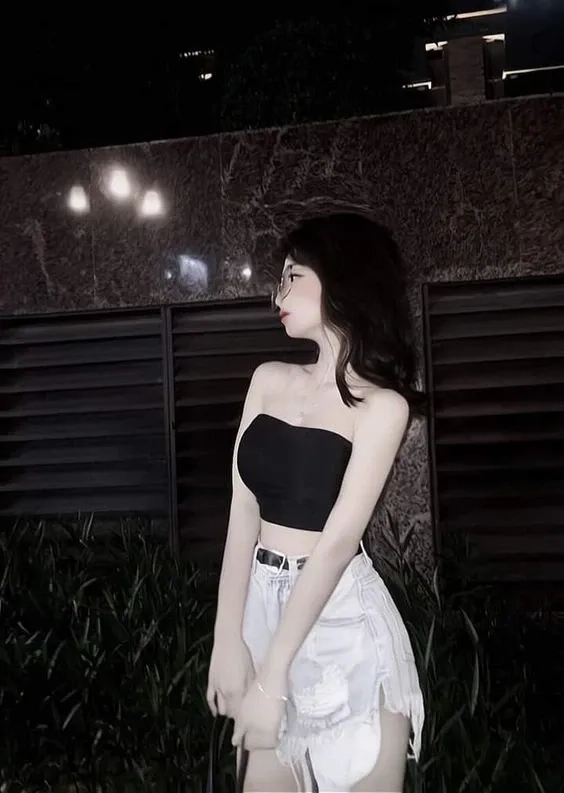 Ảnh gái mặc quần ngắn với boots thể hiện vẻ đẹp thời thượng đầy cá tính