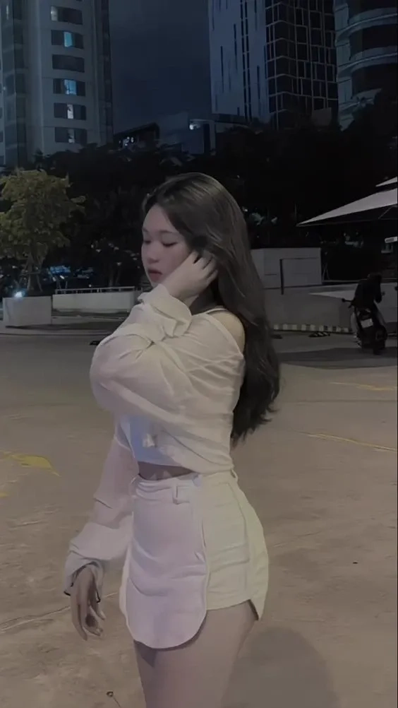 Ảnh gái mặc quần ngắn với mũ lưỡi trai tạo nên phong cách năng động trẻ trung