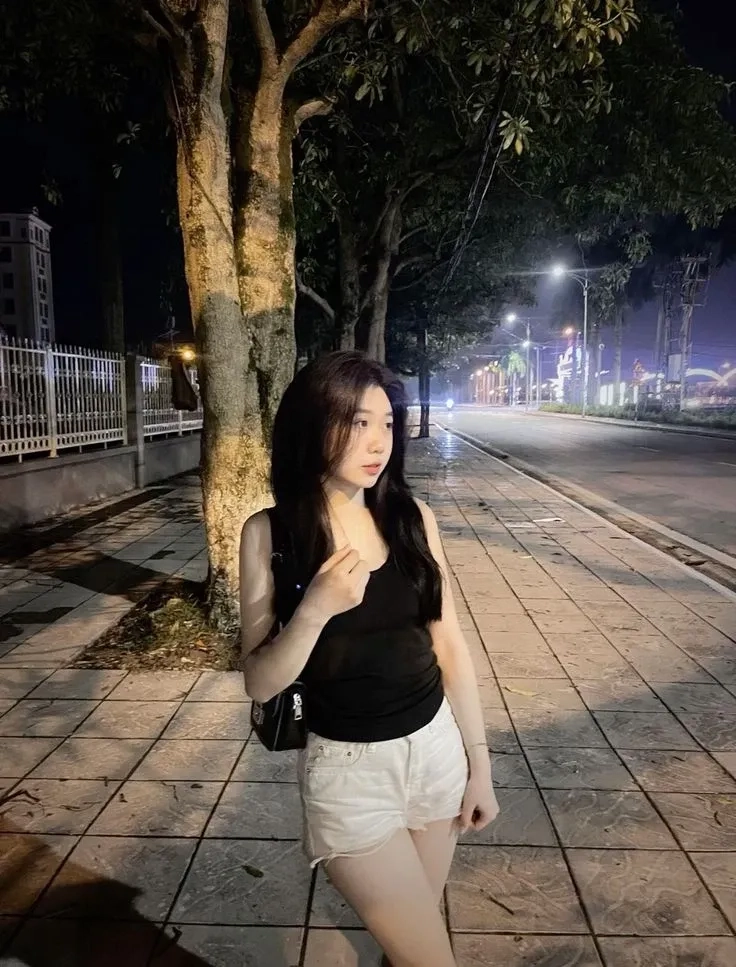 Ảnh gái mặc quần ngắn tôn dáng làm nổi bật vẻ đẹp hình thể tự nhiên