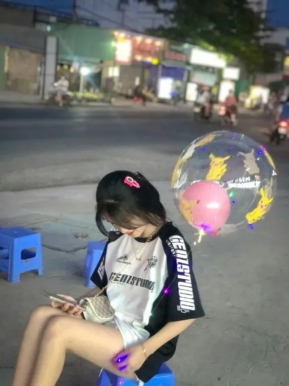 Ảnh gái mặc quần short jean mang phong cách năng động và trẻ trung