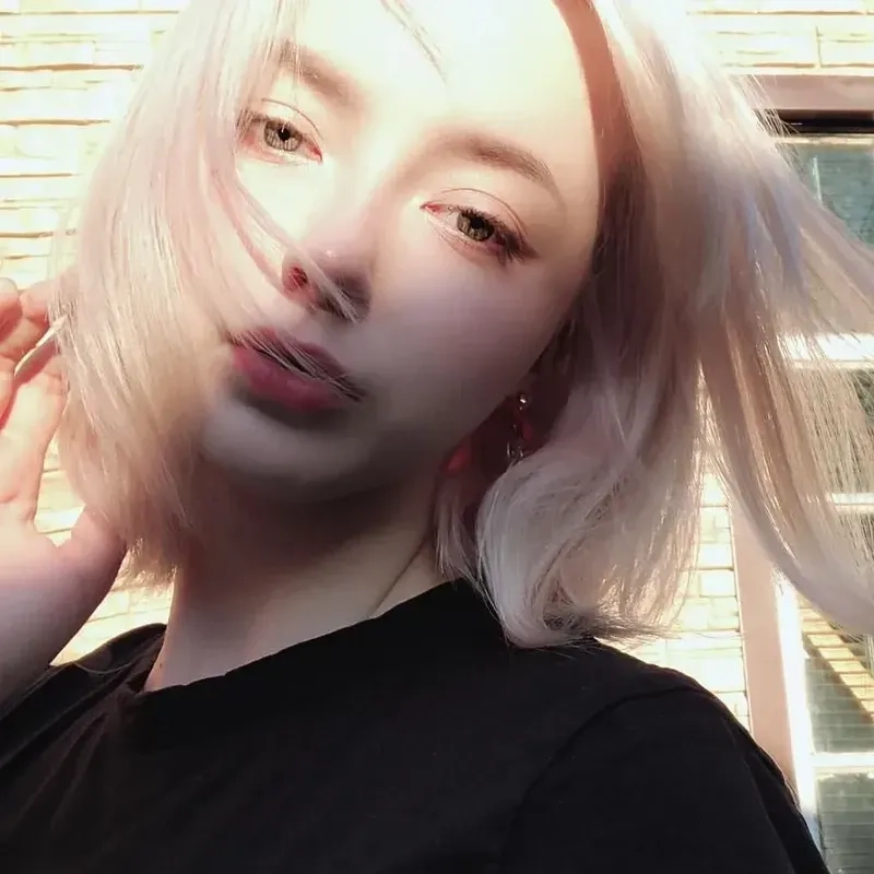 Ca sĩ nữ Mỹ với trang phục biểu diễn làm nổi bật phong thái tự tin