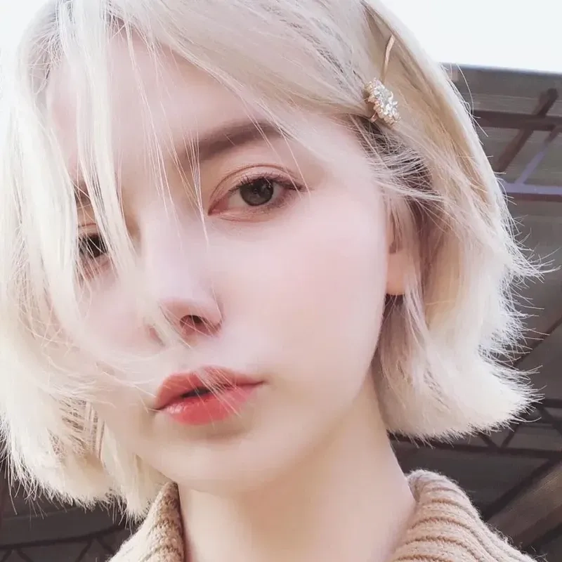 Ca sĩ nữ Mỹ trong phòng thu âm với vẻ đẹp năng động đầy sáng tạo