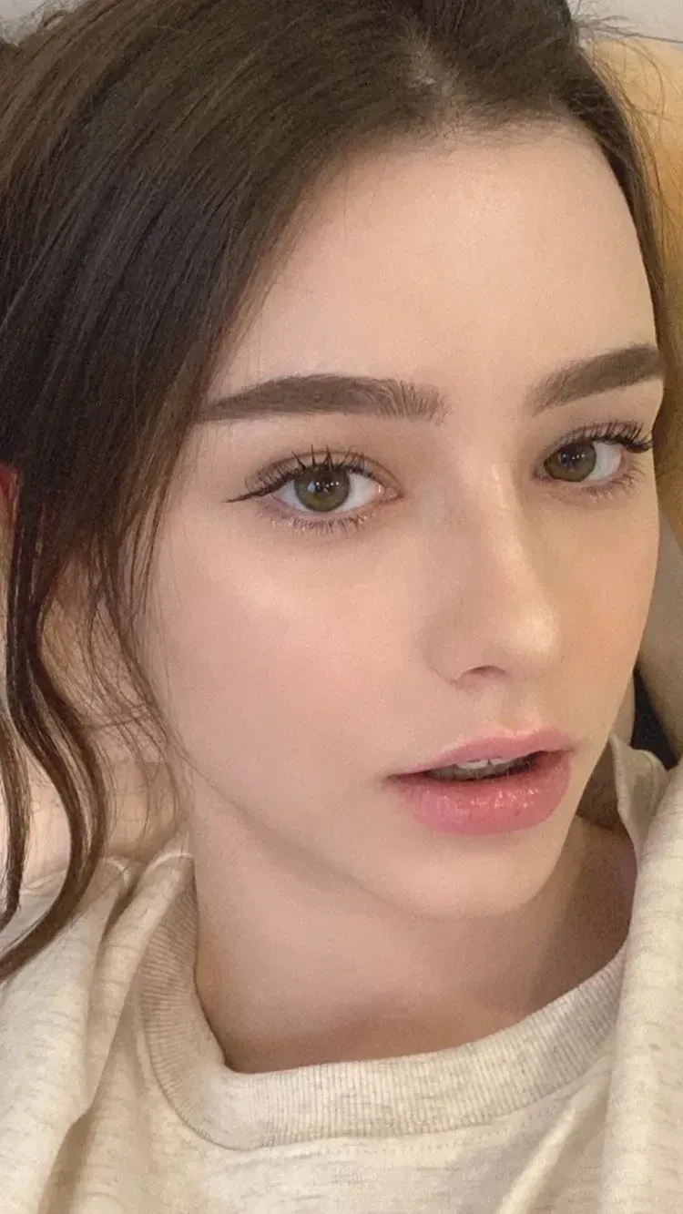 Ảnh người mẫu Mỹ chụp ngoài trời làm nổi bật nét tự nhiên tinh tế