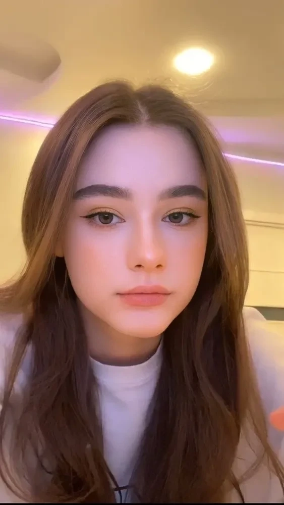 Ảnh hot girl Tây tóc ngắn với phong cách trẻ trung và năng động