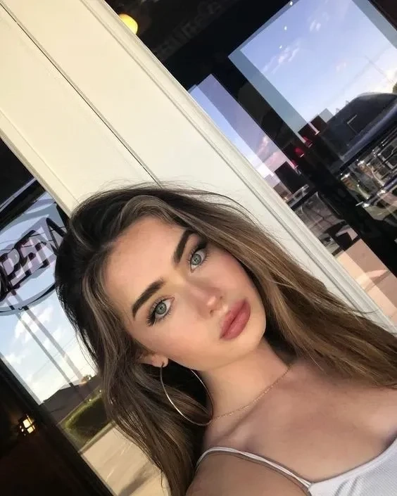 Hình nền gái Tây HD với độ phân giải cao và hình ảnh rõ nét