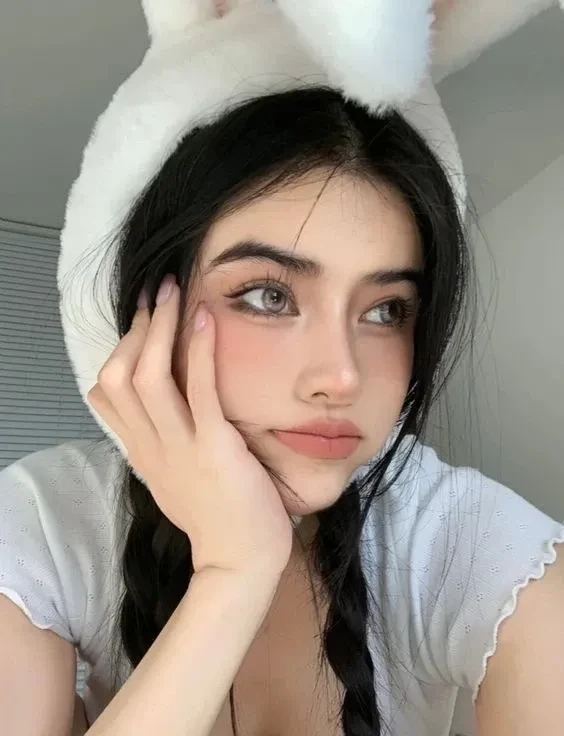 Hình ảnh phụ nữ Pháp xinh đẹp với nét duyên dáng và lãng mạn