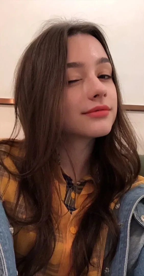 Hình ảnh phụ nữ Tây Ban Nha xinh đẹp với nụ cười tỏa nắng