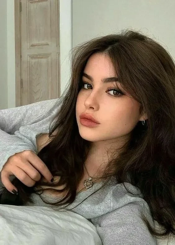 Ảnh gái Tây tóc vàng với vẻ ngoài nổi bật và quyến rũ