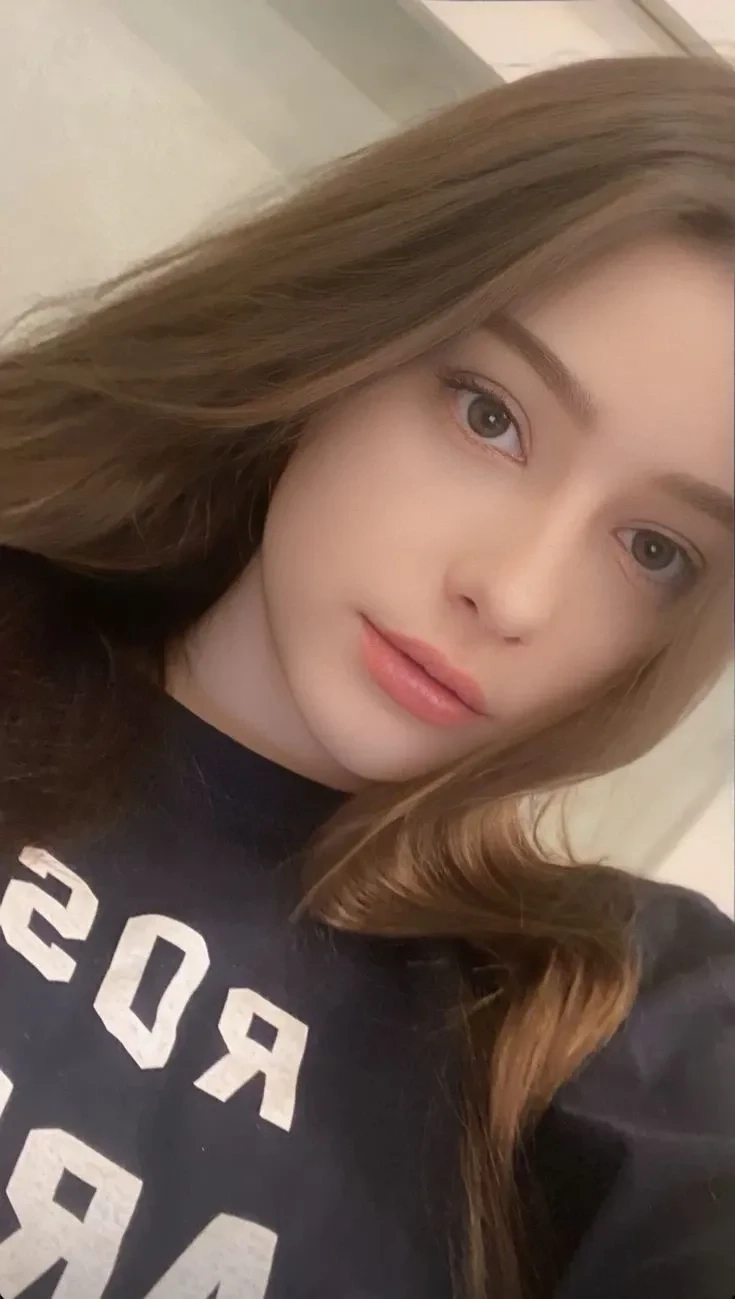 Ảnh gái Tây mắt xanh với ánh nhìn sâu thẳm cuốn hút