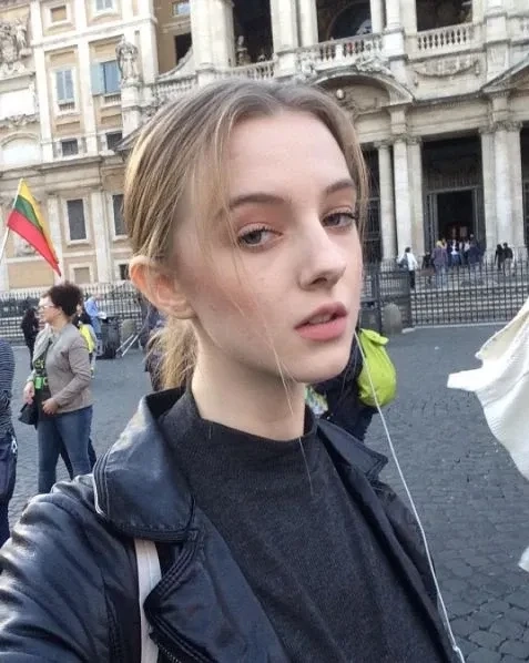 Ảnh gái Tây cười tươi mang lại cảm giác vui vẻ và thoải mái