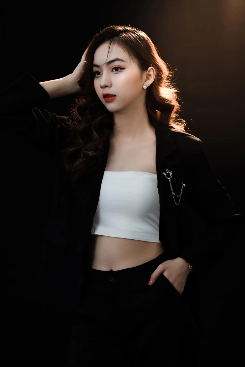 Gái đẹp váy ngắn với vẻ đẹp trẻ trung, năng động và cuốn hút