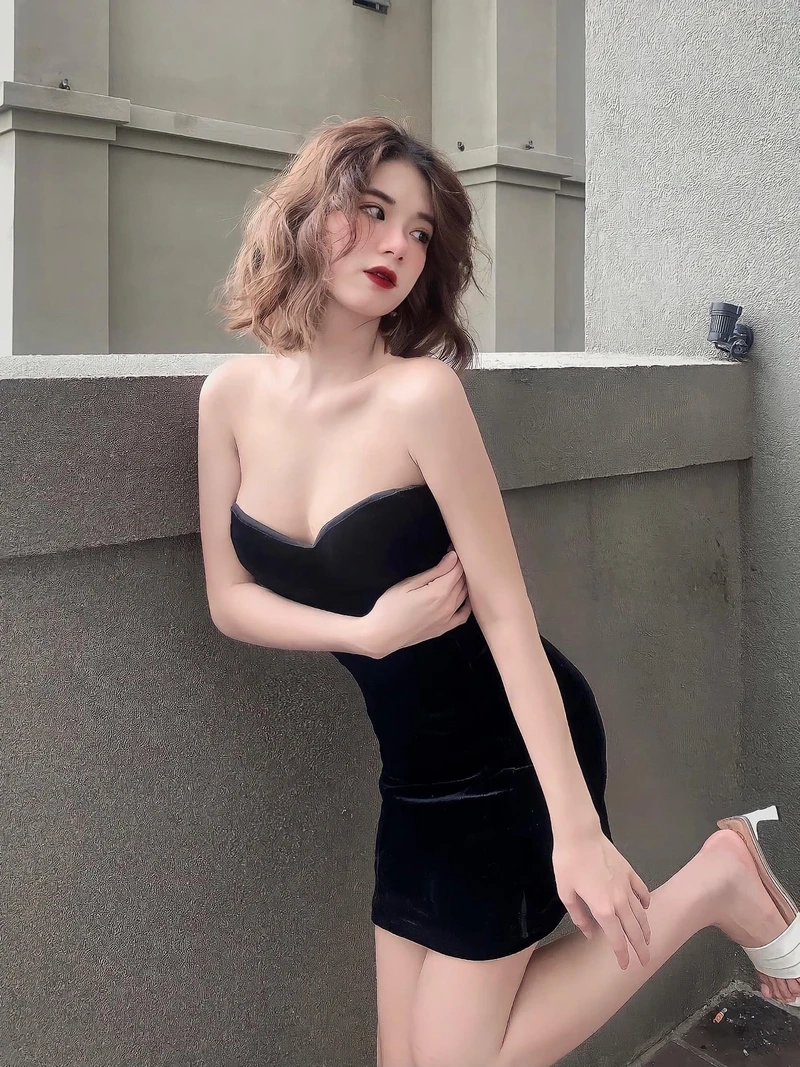 Ảnh gái xinh tóc dài đeo kính mặc bikini đẹp mắt