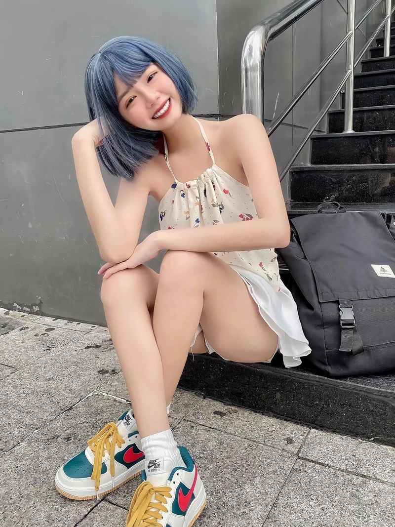 Ảnh nền gái xinh tóc ngắn đeo kính tạo sự nổi bật