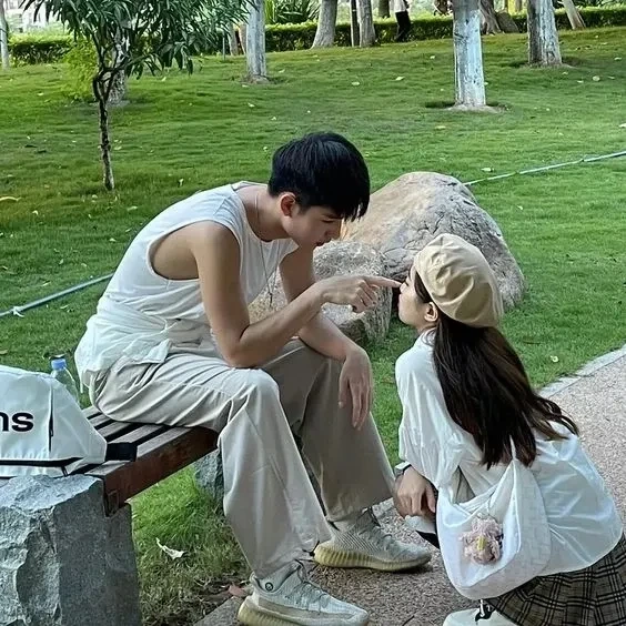 Ảnh đôi tình nhân nghệ thuật với góc chụp sáng tạo và tinh tế