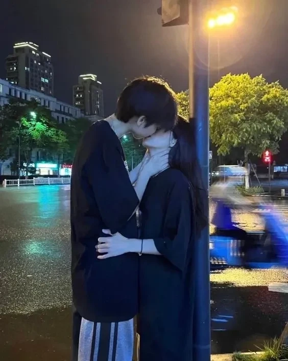 Ảnh đôi yêu nhau hôn nhau thể hiện tình yêu nồng cháy