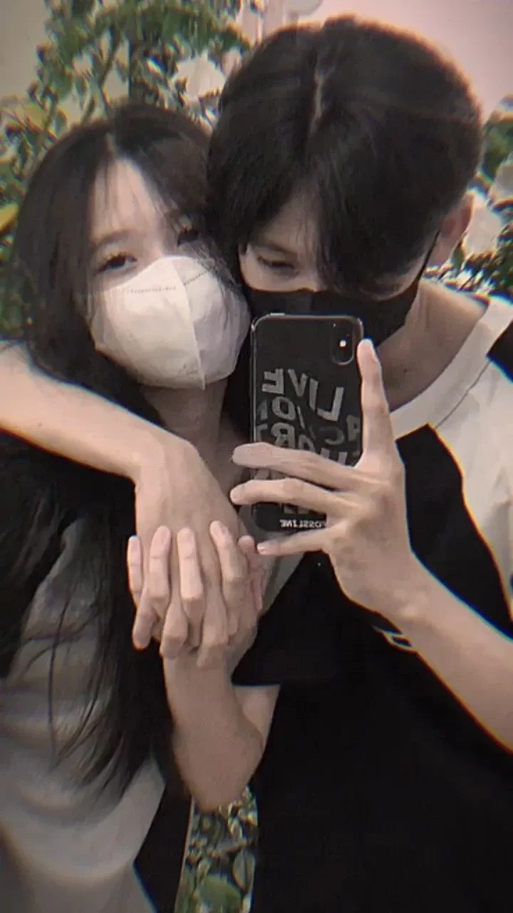 Hình ảnh cặp đôi nắm tay với ánh mắt tràn đầy yêu thương