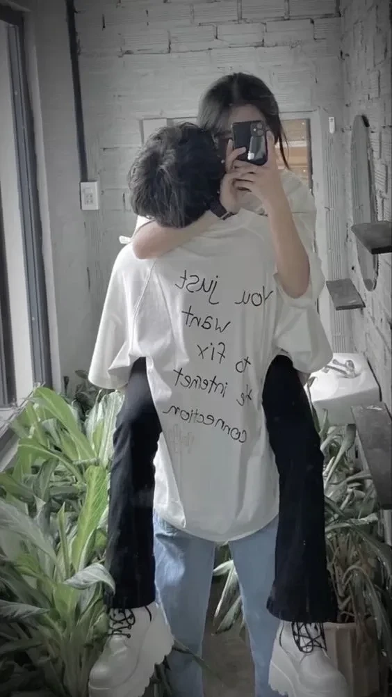 Hình ảnh cặp đôi hoạt hình với nét vẽ ngộ nghĩnh và đáng yêu