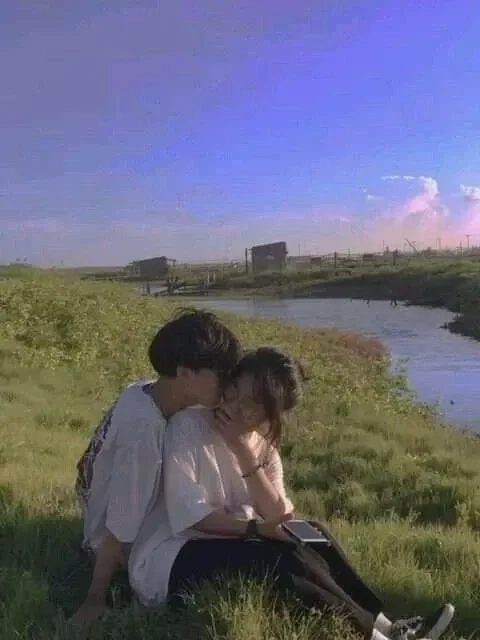 Ảnh đôi tình nhân hạnh phúc với nụ cười rạng rỡ và ánh mắt yêu thương