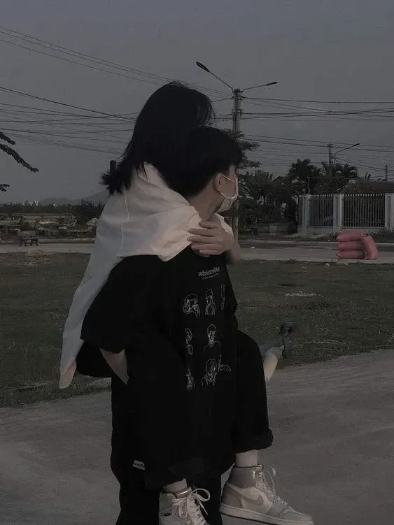 Ảnh đôi tình nhân chụp ngoại cảnh với vẻ đẹp tự nhiên và lãng mạn